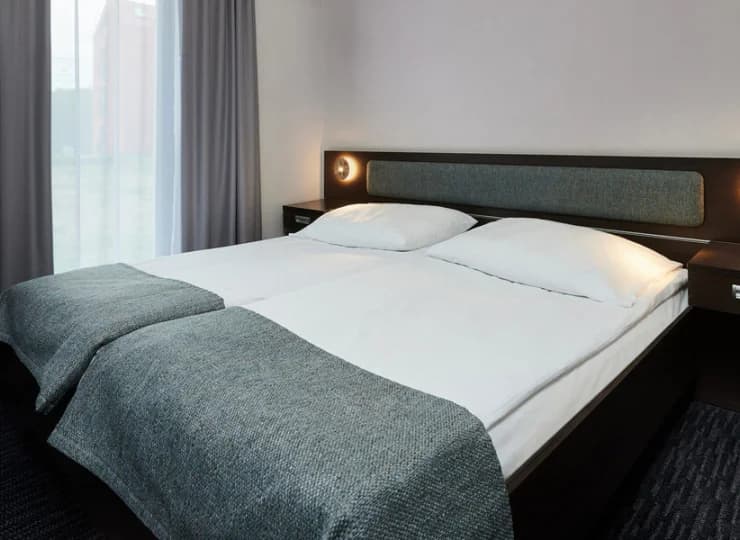 W studiu oraz apartamencie mieści się odrębna dwuosobowa sypialnia