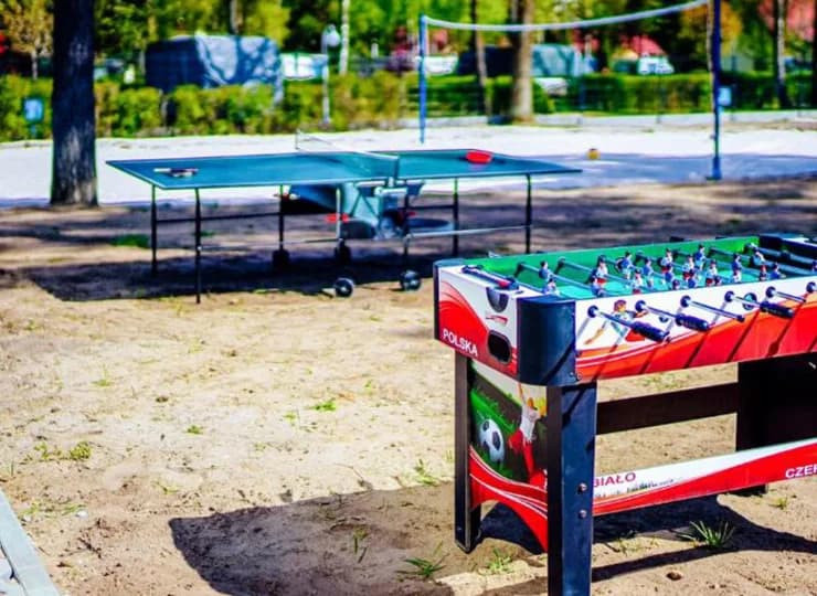 Na terenie resortu nie brakuje boiska do siatkówki plażowej i innych atrakcji