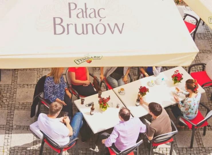W sezonie można cieszyć się posiłkami i drinkami na świeżym powietrzu