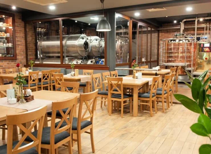 Hotel dysponuje restauracją z własnym browarem