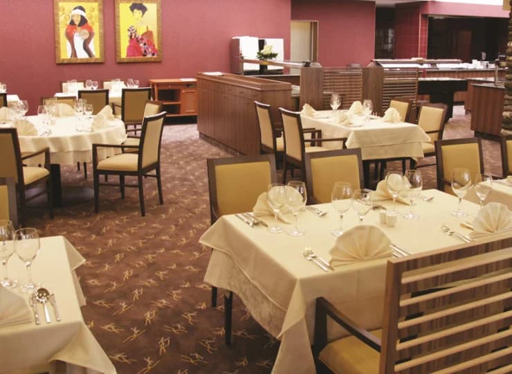 W hotelu mieści się elegancka restauracja