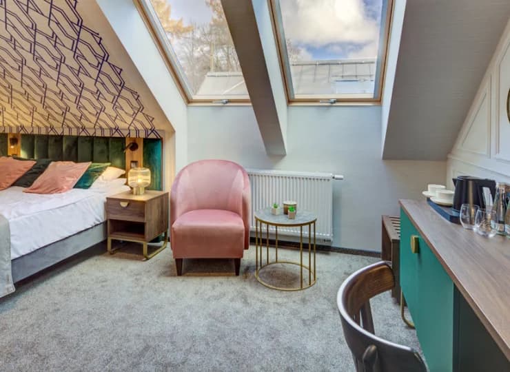 Na wyposażeniu jest sejf i minibar