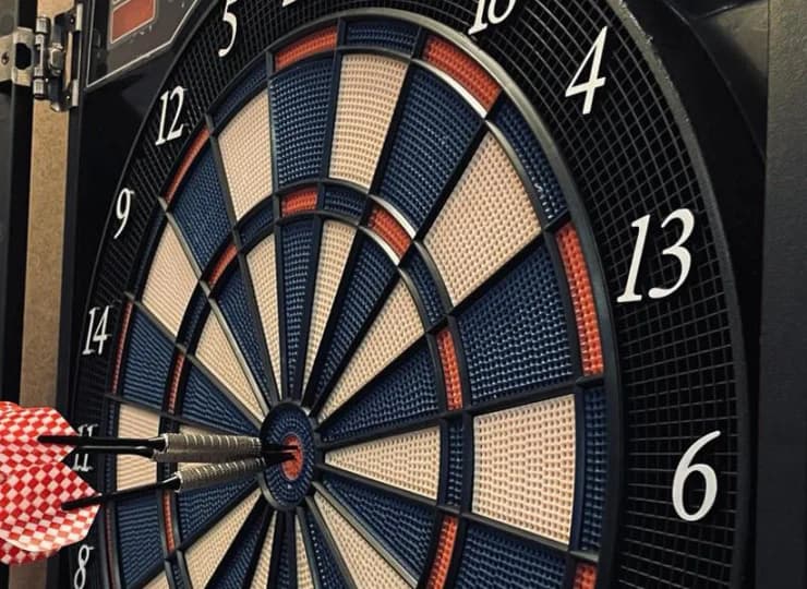 W osobnej sali znajdują się 2 stoły bilardowe i Dart