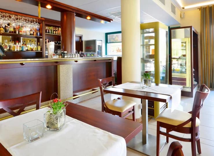 W hotelu znajduje się restauracja z barem, gdzie jest podawane śniadanie