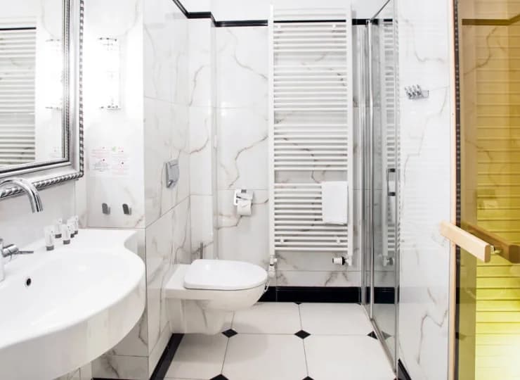 W łazience apartamentu dodatkowo zamontowano prywatną saunę