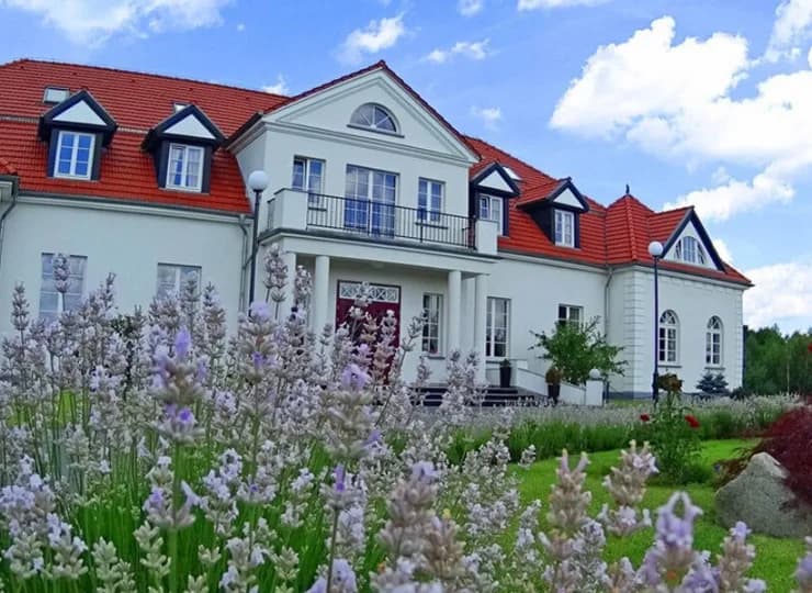 Pałac w Folwarku Ńemino mieści się blisko Kaszubskiego Parku Krajobrazowego