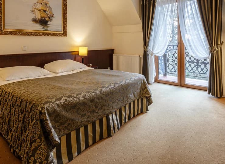 Hotel urządzono w mazurskim stylu z elementami żeglarskimi