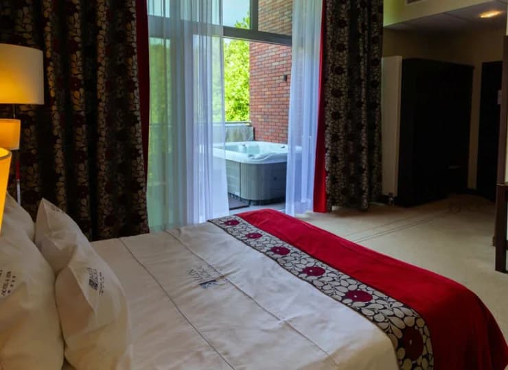 Pokój 2-os. superior z jacuzzi jest urządzony w romantycznym stylu