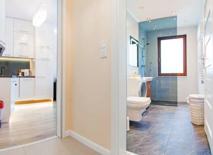 Każdy apartament posiada dwa pokoje, aneks kuchenny, balkon i łazienkę