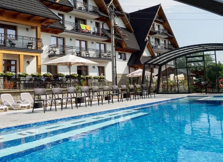Hotel udostępnia zewnętrzny basen z podgrzewaną wodą i atrakcjami wodnymi