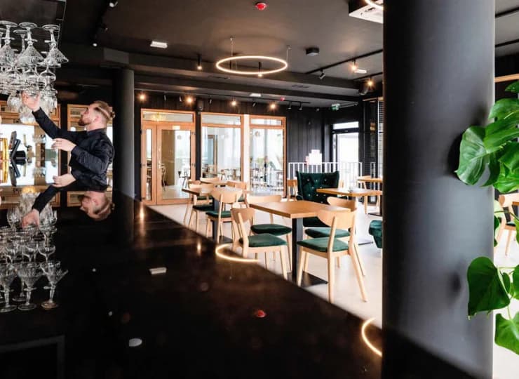 Mieści się tutaj elegancka restauracja z drink barem