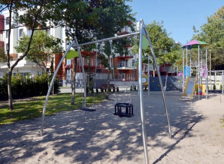 Na terenie obiekty przygotowano bezpieczny i urozmaicony plac zabaw