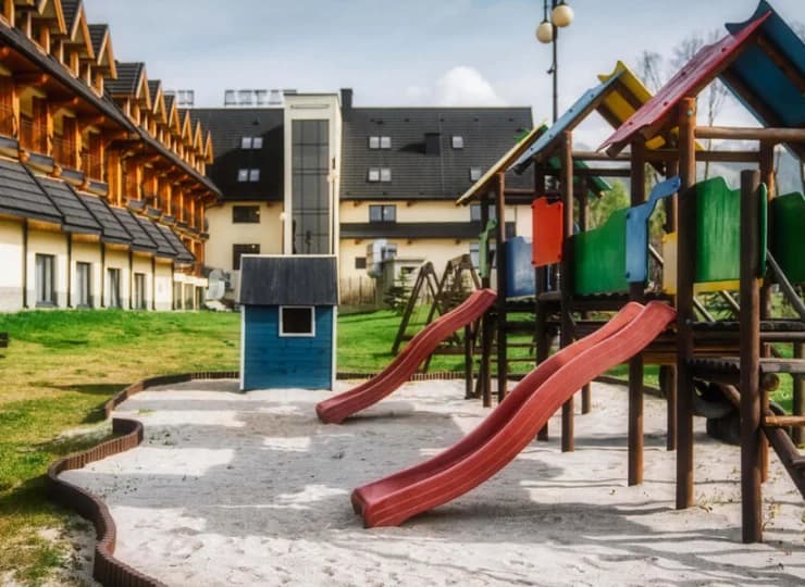 Dla dzieci przygotowano rozległy plac zabaw