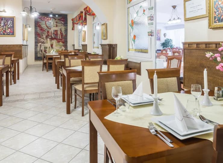 W hotelu działa restauracja, gdzie są serwowane śniadania i obiadokolacje