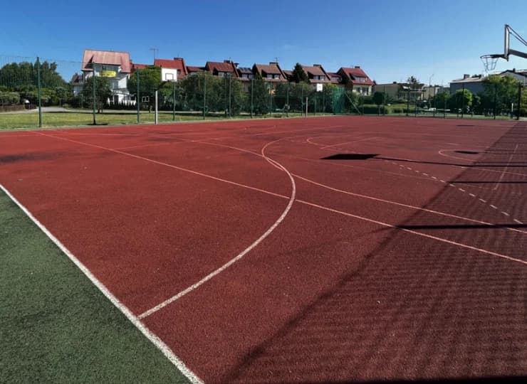 Tuż obok jest zlokalizowane wielofunkcyjne boisko