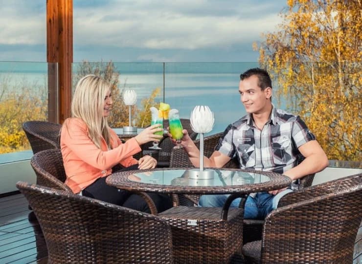 Na dachu urządzono taras widokowy, obok znajduje się Bar Horyzont