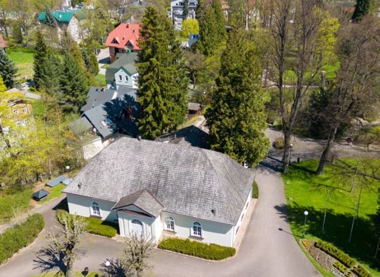 Obiekt jest położony na skraju Parku Zdrojowego, blisko Dworku im. Chopina
