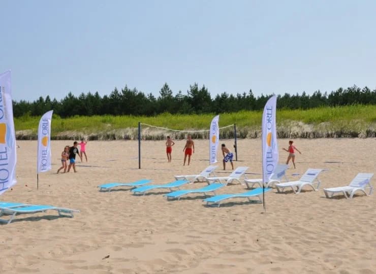 W sezonie obiekt dysponuje prywatną plażą oddaloną o 100 m