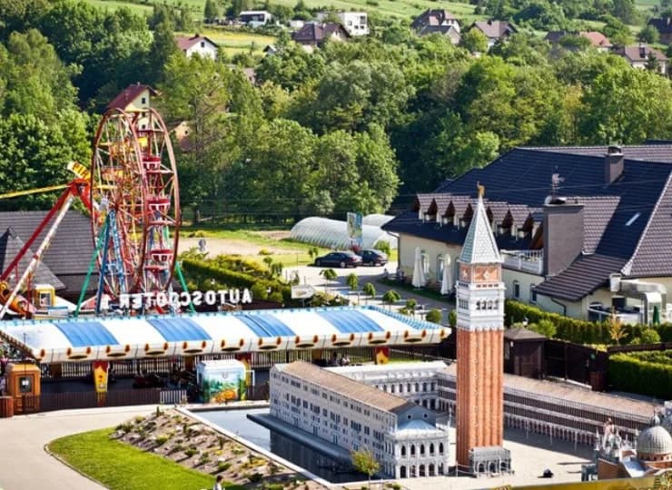Jedną z ciekawszych atrakcji w okolicy jest Park Miniatur