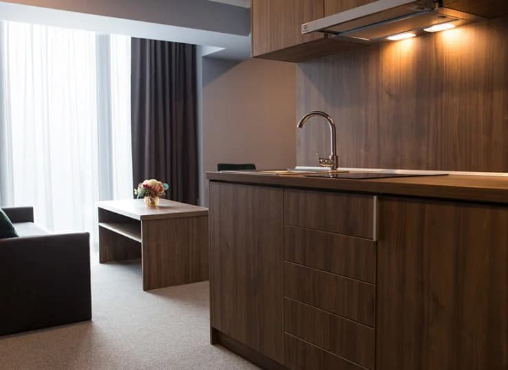 Apartament 4-os. z aneksem posiada dodatkowo salon z częścią wypoczynkową
