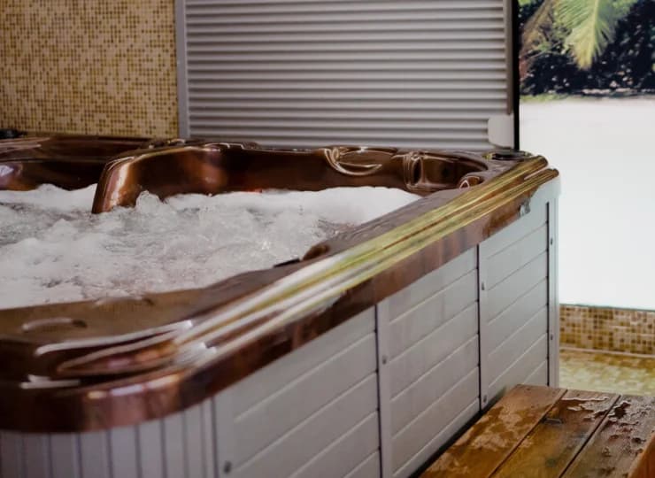 Goście mogą korzystać także z jacuzzi sąsiadującego z basenem