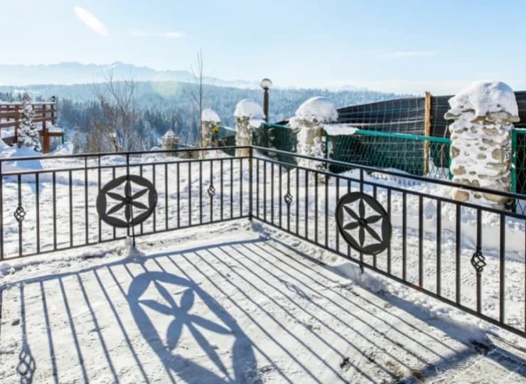 Apartament Spring Panda ma też taras z wyjściem do ogródka