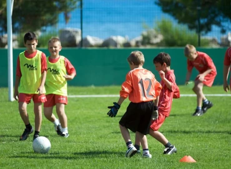 Goście mogą korzystać z boisk sportowych na terenie obiektu