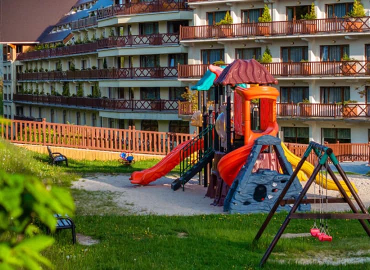 Tuż obok hotelu jest bezpieczny plac zabaw
