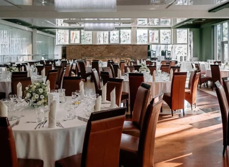 Hotelowa restauracja słynie w okolicy z przyjęć okolicznościowych