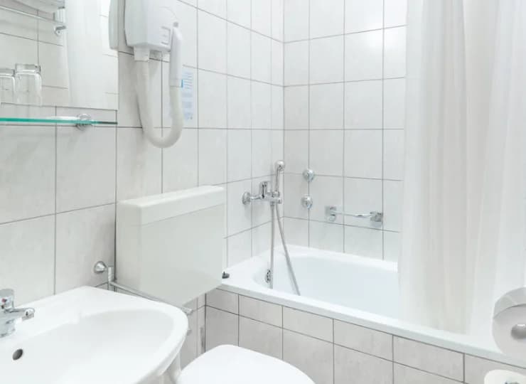 Pokój standard double ma łazienkę z wanną