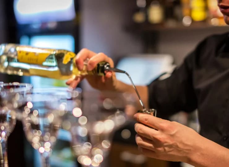 W Cotton Clubie można delektować się trunkami i nastrojową muzyką
