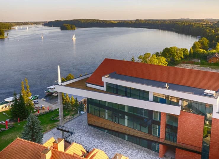 Mieści się ona w nowoczesnym budynku, w którym powstało centrum konferencyjne
