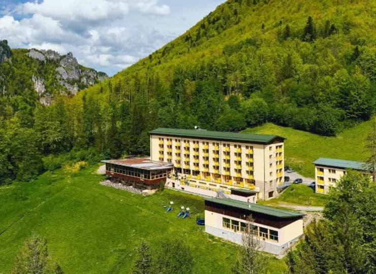 Hotel jest spektakularnie położny na wzniesieniu ponad doliną Vratna