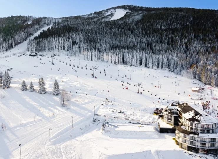 Całoroczny obiekt jest położony w sercu Czarna Góra Resort
