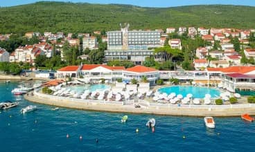 Hotel znajduje się tuż przy brzegu morza