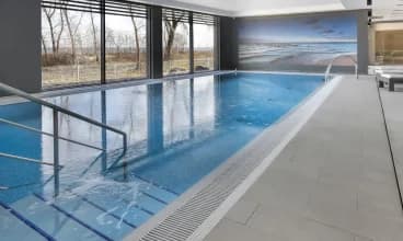 Hotel posiada wewnętrzny basen z ozonowaną wodą, hydromasażem i przeciwprądem