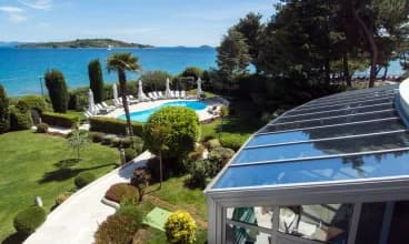 Hotel Villa Radin *** mieści się bezpośrednio nad brzegiem Adriatyku