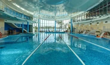 Basen w hotelu dysponuje torami sportowymi oraz atrakcjami wodnymi