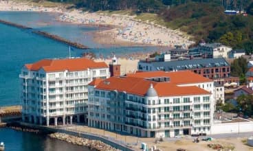 Po obu stronach obiektu rozciągają się piaszczyste plaże