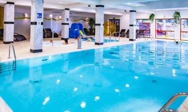 Malowniczo położony hotel z dużym basenem, brodzikiem i jacuzzi