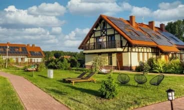 Ostoja Dwa Jeziora to trzy kameralne budynki w dużym zielonym ogrodzie