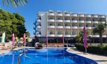 Nadmorski Hotel Miramare**** znajduje się w miejscowości Vodice