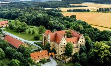 Hotel mieści się zaledwie 50 km na południe od Wrocławia