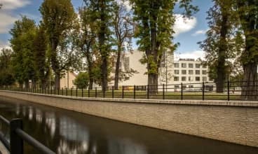Hotel Zatoka jest położony naprzeciwko Parku Oruńskiego