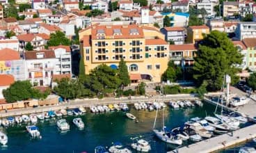 Hotel Selce jest położony wprost przy marinie nad Adriatykiem