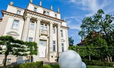 Hotel mieści się we wnętrzach odnowionej rezydencji rodziny Schoellerów