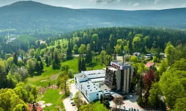 Hotel jest pięknie położony, blisko gór, w zielonej części Szklarskiej Poręby