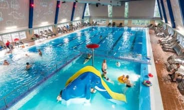 W hotelowym parku wodnym przygotowano atrakcje dla dzieci i dorosłych.