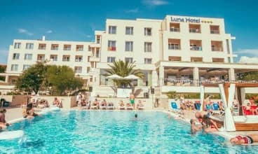 Dla gości dostępny jest basen zewnętrzny z beach barem