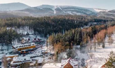 Zimą w Karpaczu można jeździć na nartach i chodzić po przygotowanych szlakach
